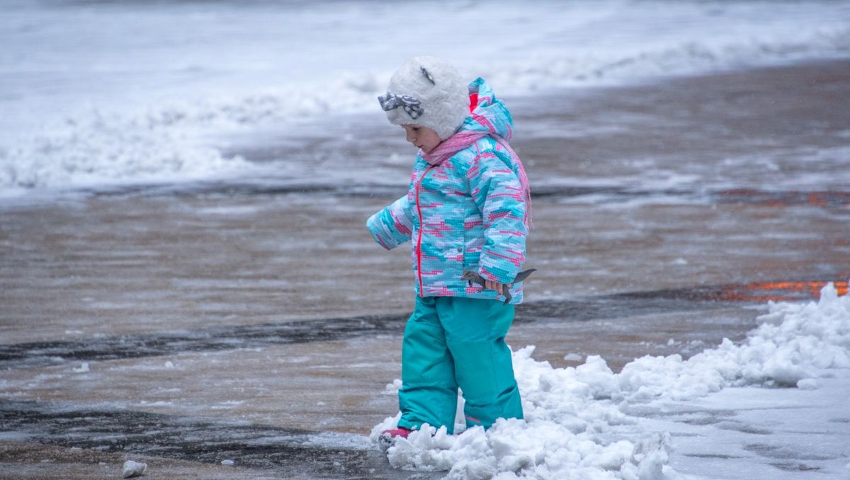 В Киеве выпал снег, дороги и тротуары покрылись льдом: как правильно передвигаться по скользкому городу