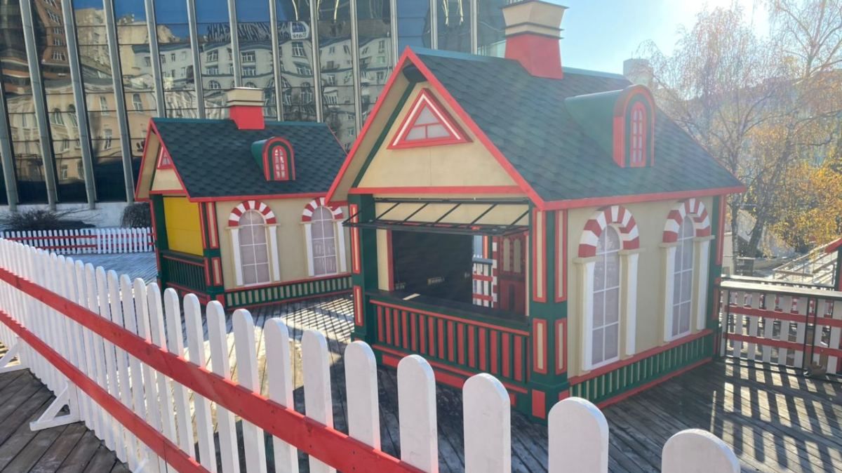 В Киеве на "Дворце Украина" открывают городок зимних развлечений: появились первые фото