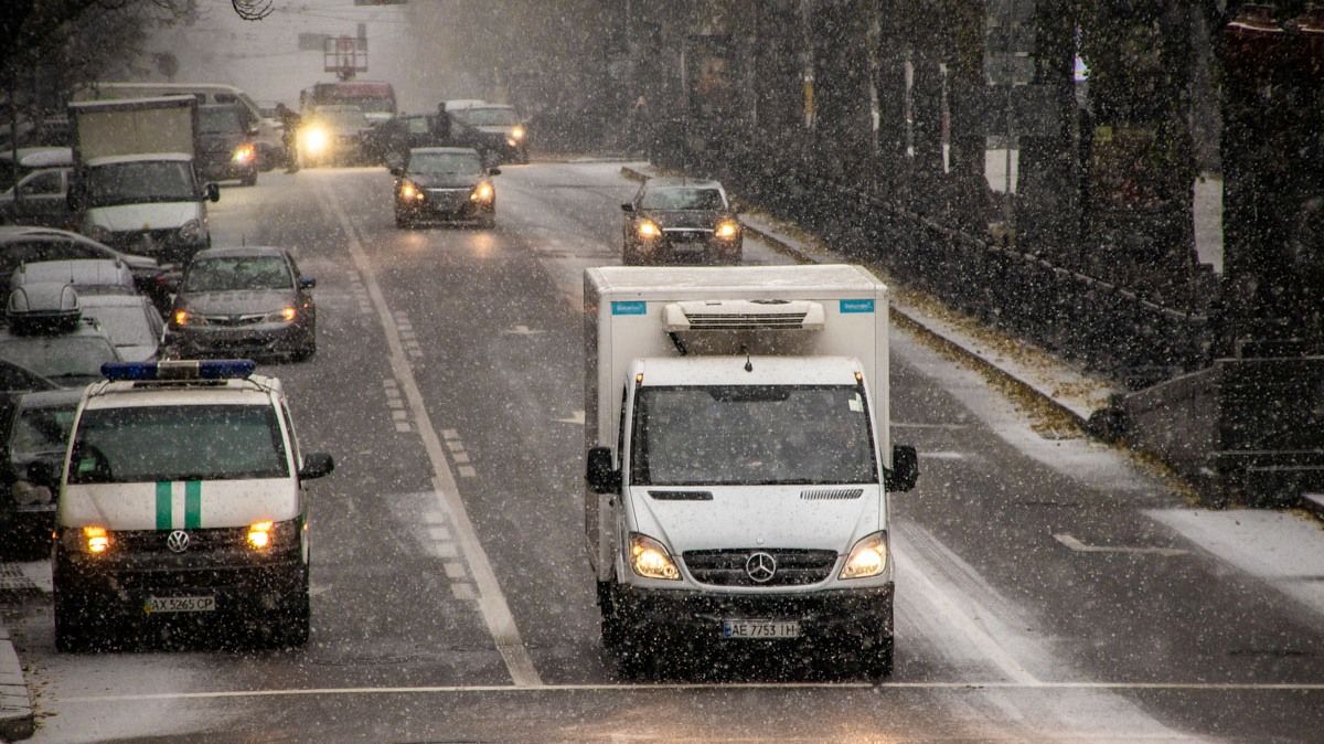 В Киеве из-за непогоды объявили первый уровень опасности: что нужно знать водителям и пешеходам