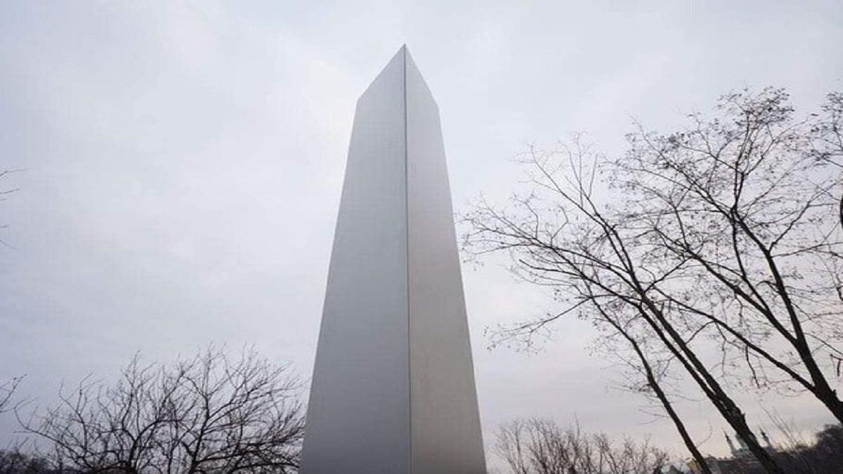 В Киеве обнаружили мистический столб, который взялся неоткуда: такие появляются по всему миру