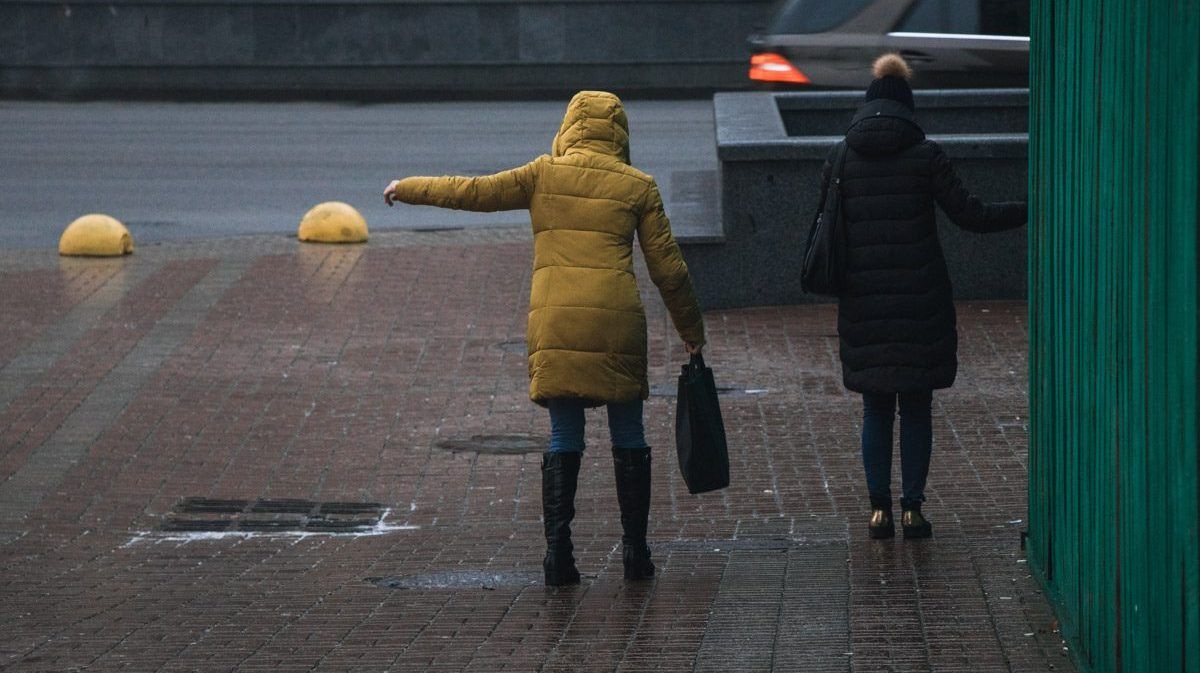 В Киеве составили 150 протоколов на предприятия и собственников заведений, которые не чистили тротуары от льда