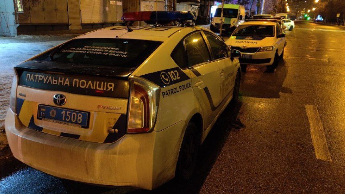 В Киеве на Теремках молодчики напали на прохожих и устроили драку на ножах: пострадал мужчина