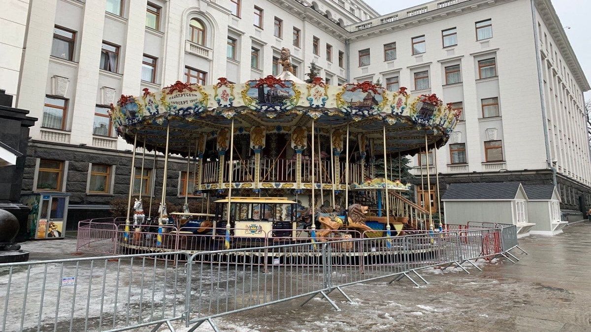 В Киеве возле Офиса президента установили новогодние домики и карусель