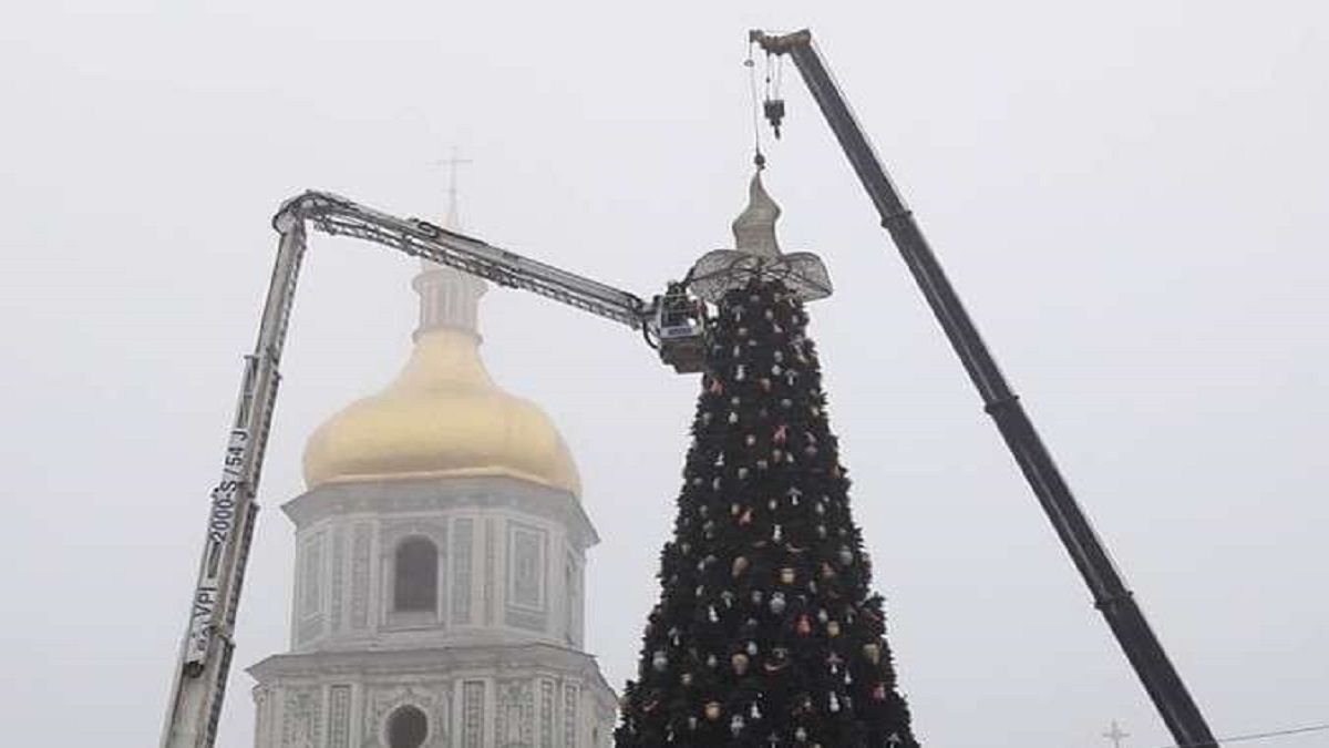Куда денут скандальную шляпу, которую сняли с главной елки страны