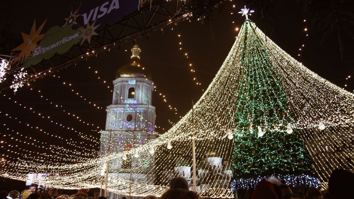 Как в Киеве зажигали главную елку страны: фоторепортаж с Софийской площади
