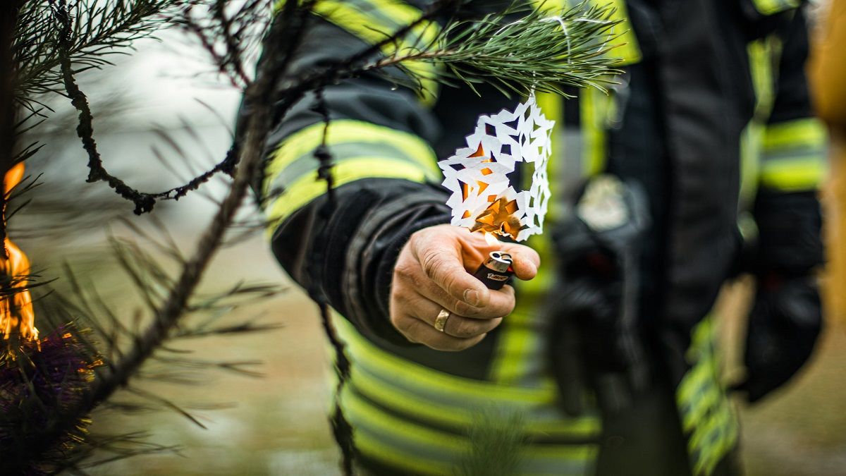 Чем опасна новогодняя елка в доме и какие правила нужно знать во время ее установки