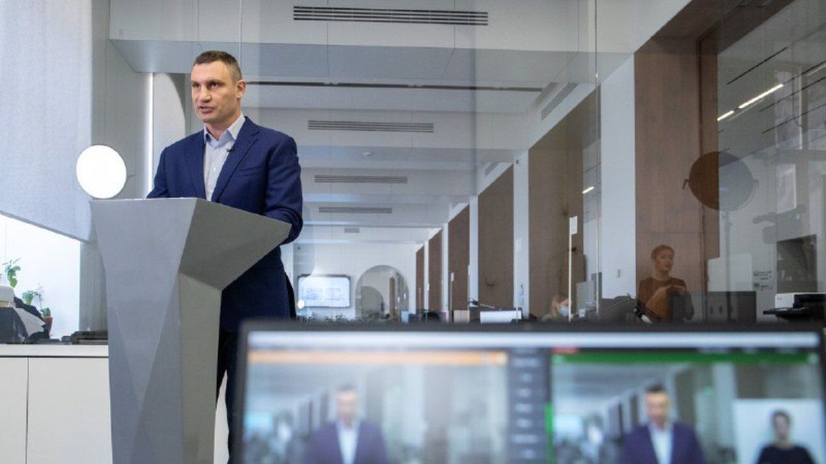 Выплаты для медиков Киева, кто чаще всего умирает от COVID-19 и сколько школ и садов закрыли на карантин: Кличко онлайн