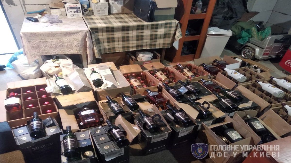 В Киеве подпольно изготовляли алкоголь и маскировали его под известные бренды