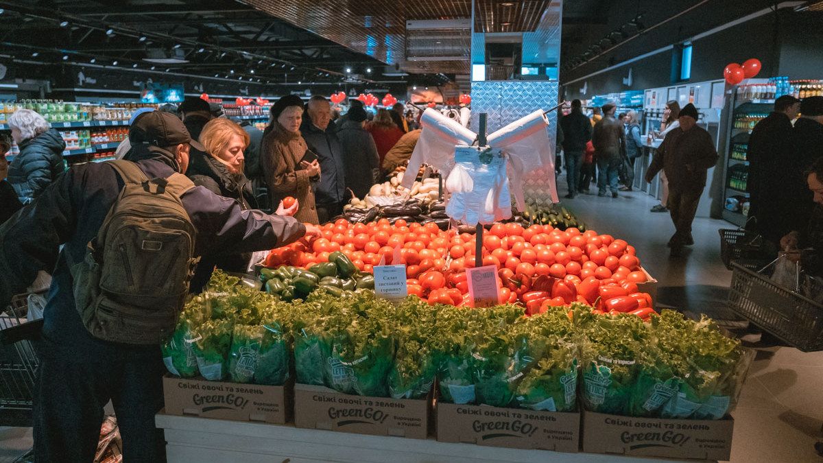 В супермаркетах АТБ в Киеве запустили новогодние скидки на сотни товаров