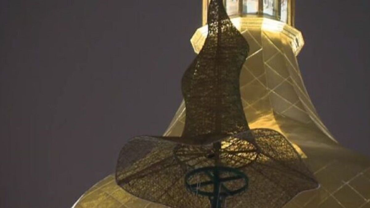 В Киеве на Софийскую площадь вернули скандальную шляпу: люди фотографируются и загадывают желания