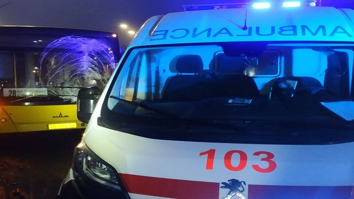 В Киеве спринтер протаранил автобус: на место съехались скорые и полиция