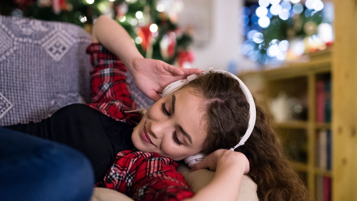 Новогодний плейлист: под какую музыку лучше всего нарезать салаты