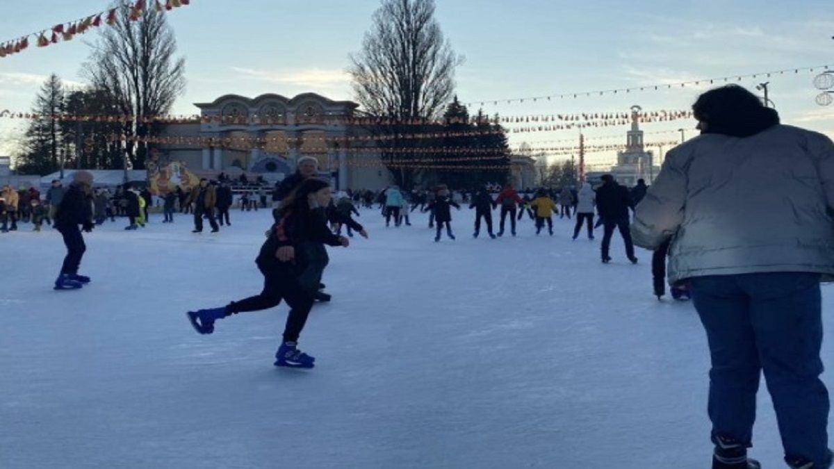 Посетители "Зимней страны" на ВДНГ строго нарушают карантин