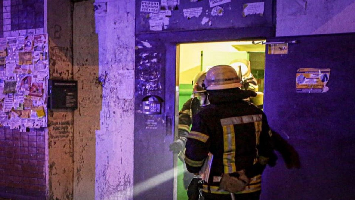 В Киеве женщина застряла в двери: пришлось вызывать спасателей