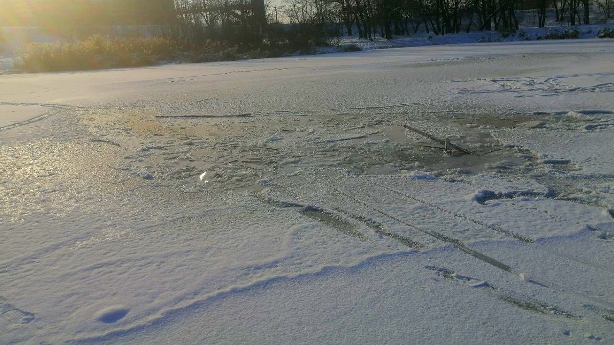 В Киеве два человека провалились под лед, очевидец нырнул их спасать: детали инцидента
