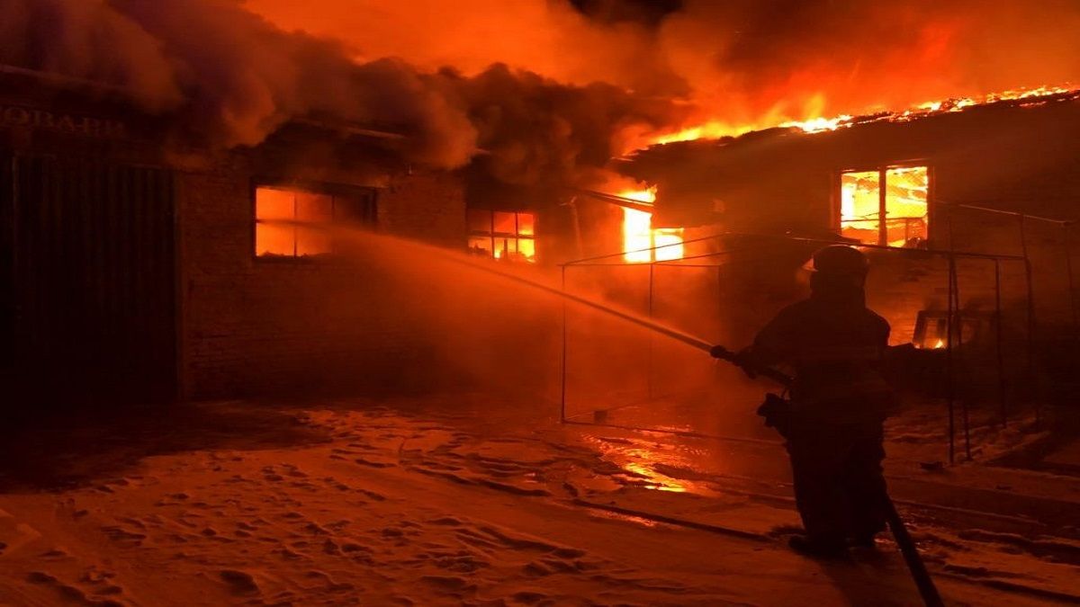 В Киевской области ночью загорелся крупный рынок