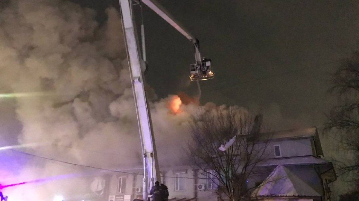 В Киеве на Осокорках горит трехэтажный жилой дом: дым виден на весь район