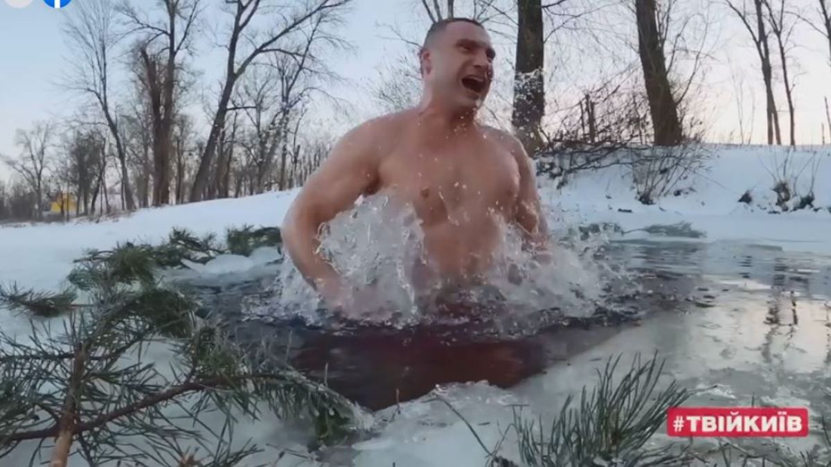 Кличко на Крещение 2021 нарушил традицию и нырнул в прорубь не в парке Наталка
