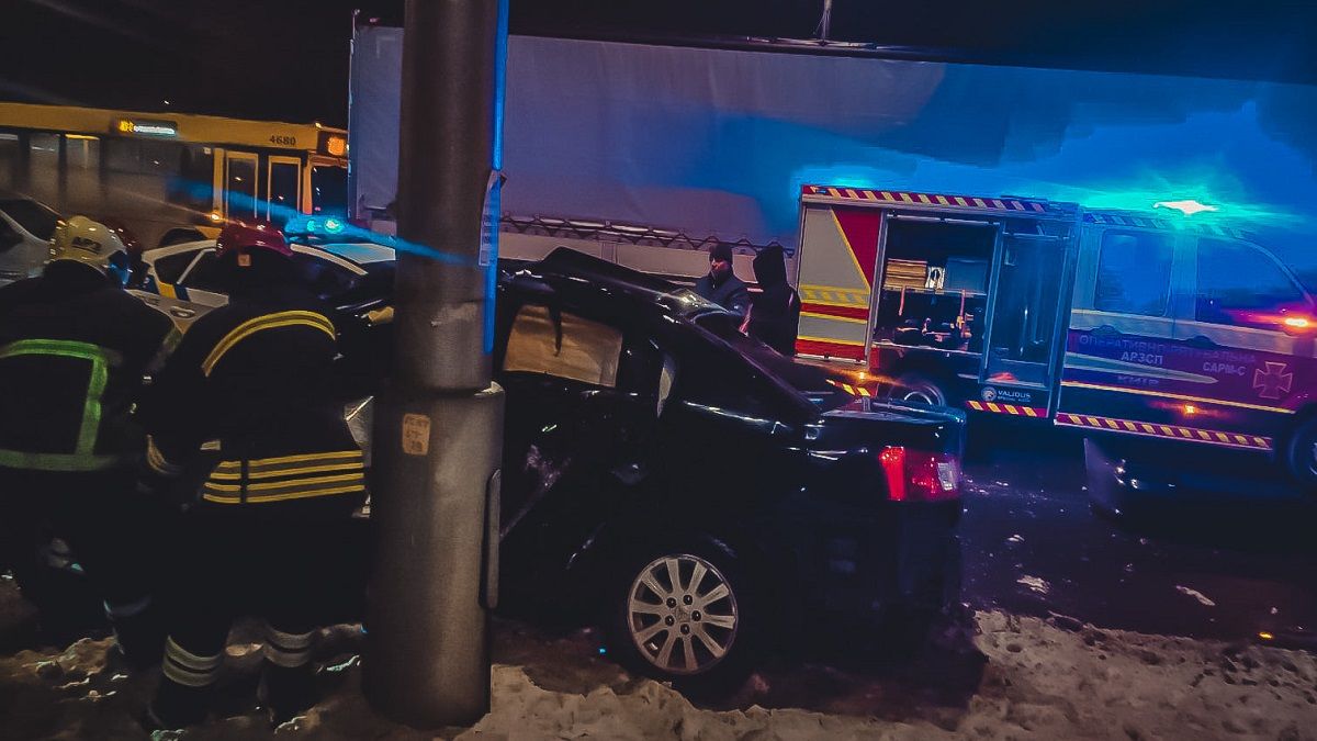 В Киеве в результате ДТП на Северном мосту водителя из авто вырезали спасатели