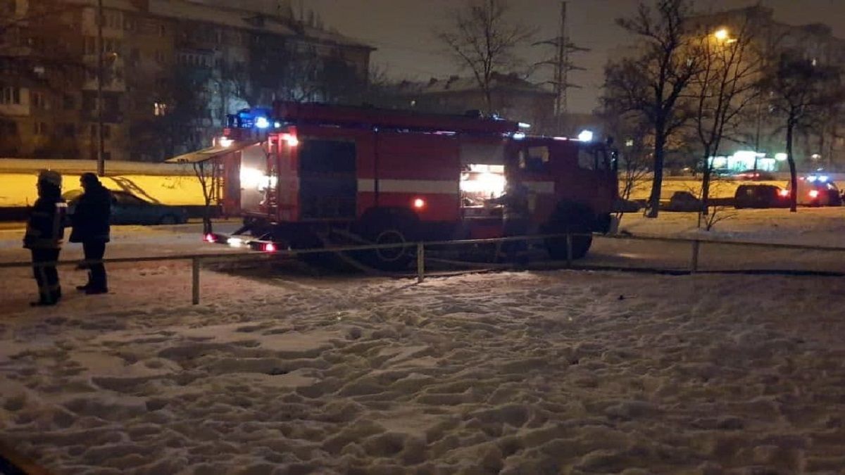 В Киеве на Харьковском шоссе загорелся магазин в жилом доме: кадры с места