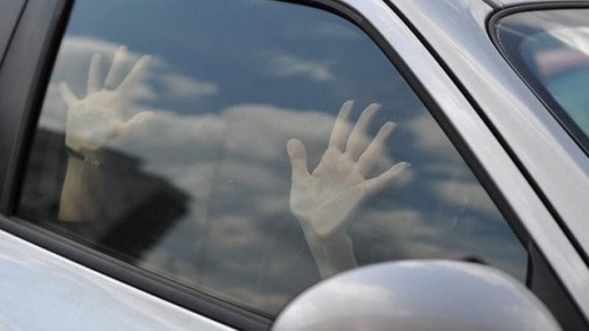 В Киеве таксист завез пассажирку в лесополосу и изнасиловал ее