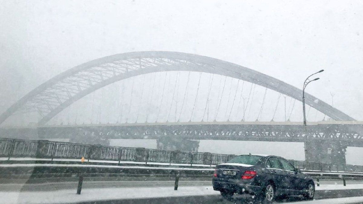 В Киеве из-за непогоды ввели желтый уровень опасности: что нужно знать водителям и пешеходам