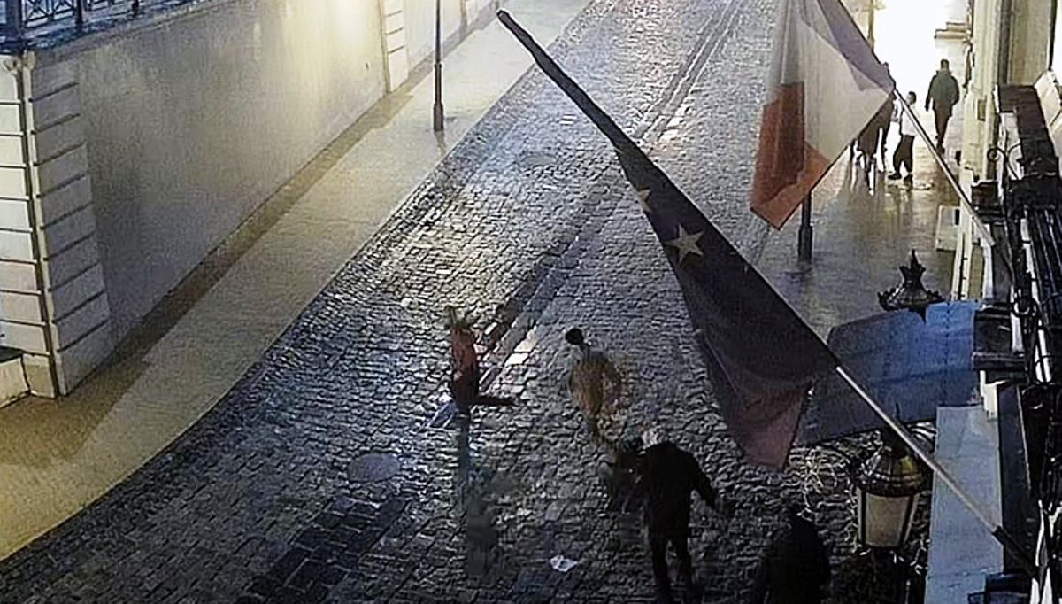 В Киеве после конфликта на Андреевском спуске мужчина с ножевыми умер в больнице: новые детали