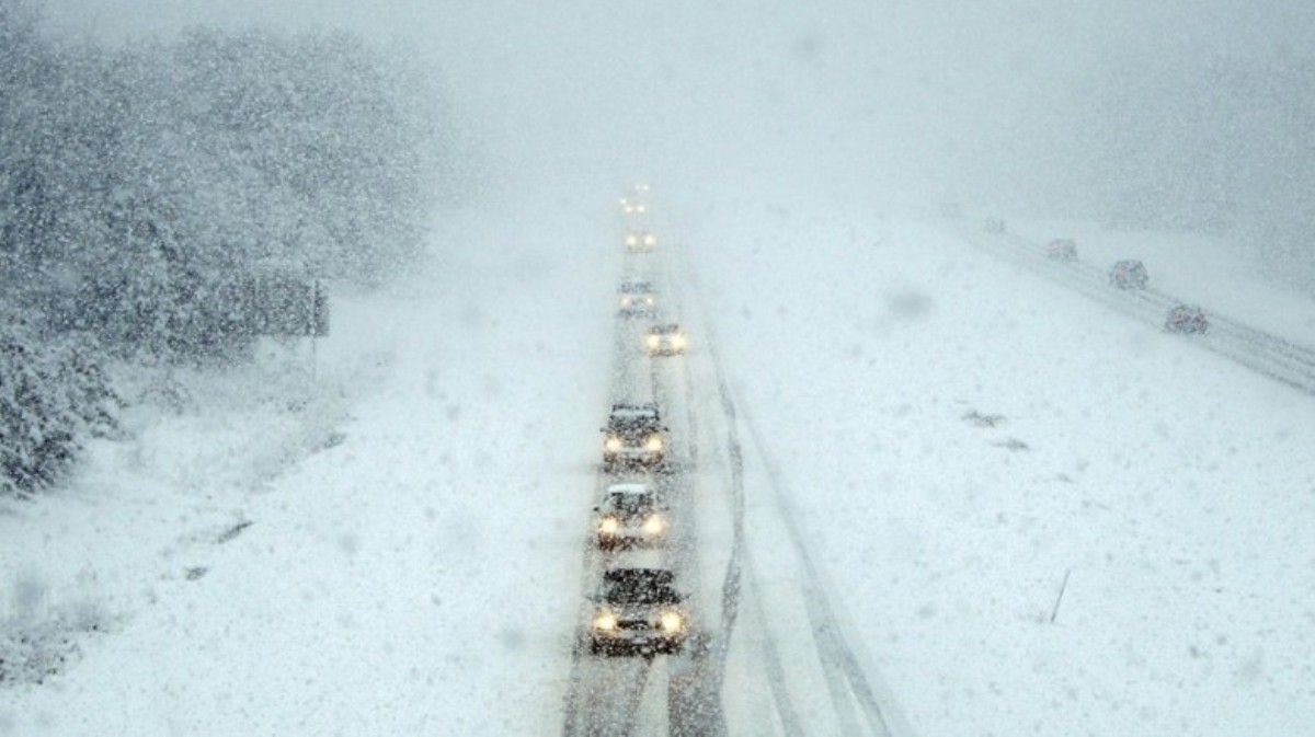 На въездах в Киев развернули 8 пунктов обогрева с едой и чаем для водителей