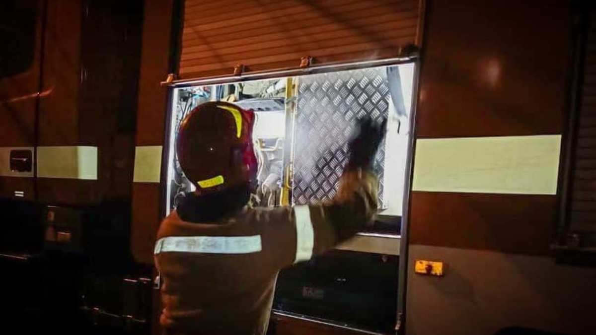 В Киеве пожарные из горящей заброшки спасли мужчину