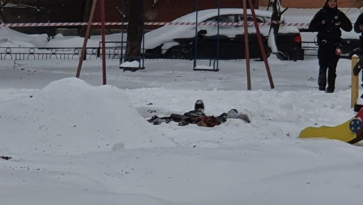В Киеве на детской площадке подорвался человек: подробности