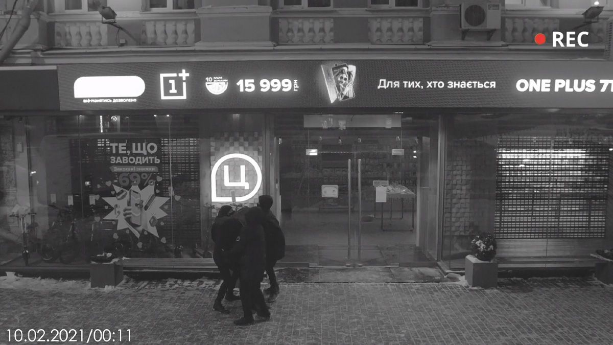 В самом центре Киева неизвестные в черных масках похитили льва