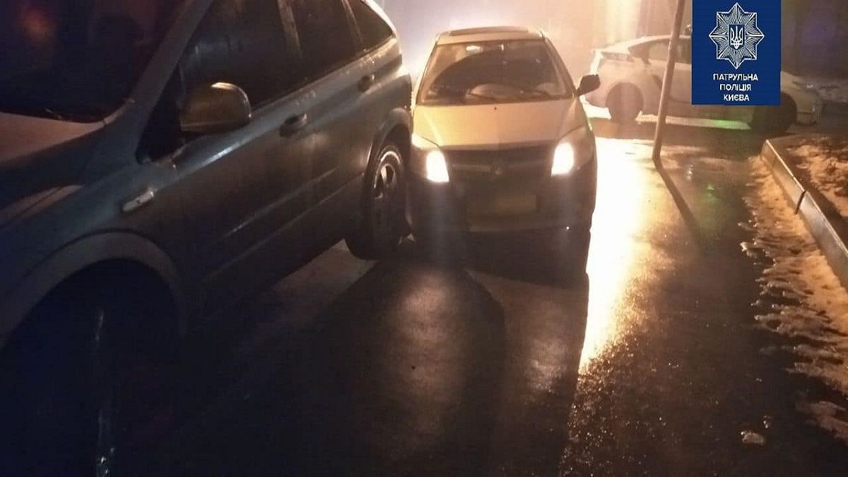 В Киеве водитель со смертельной дозой алкоголя в крови устроил аварию: кадры с места