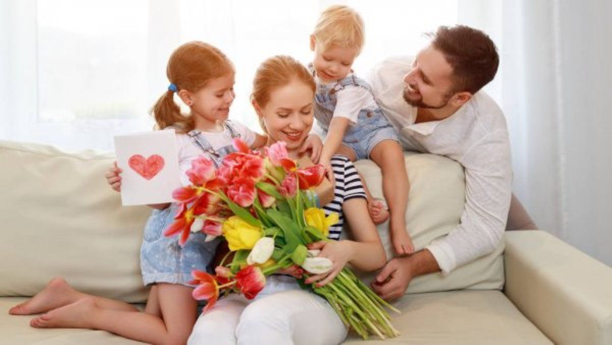 Поздравления с 8 марта 2021: СМС в стихах и прозе для мамы