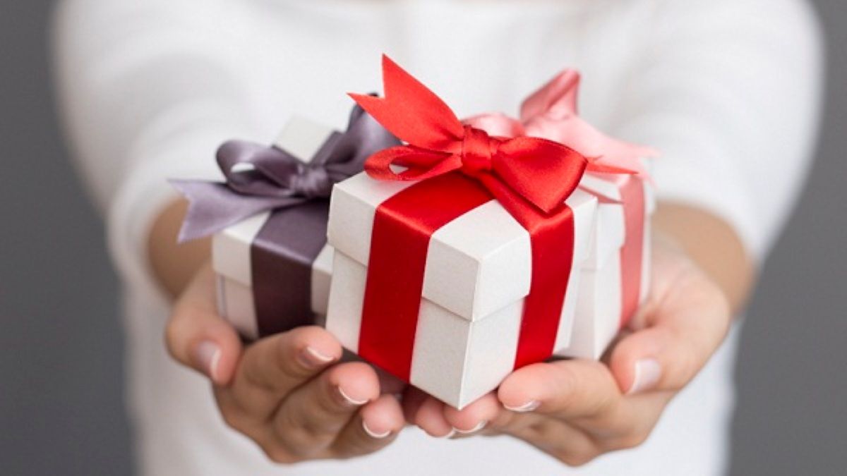 Что подарить сестре на 8 марта: ТОП идей