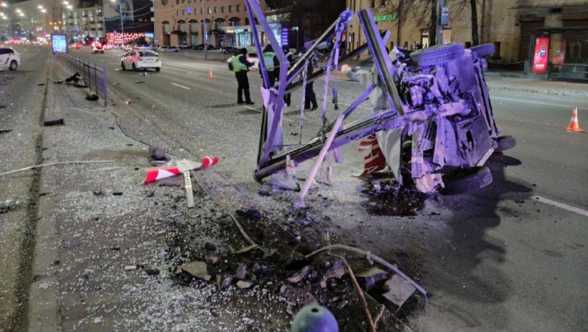 В Киеве на Леси Украинки Hyundai влетел в ситилайт и перевернулся
