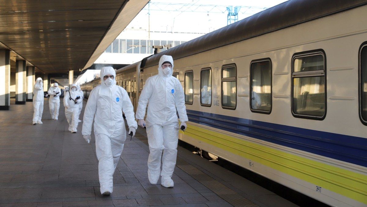 Укрзалізниця запускает специальный рейсы, чтобы вывезти 3000 человек из карантинных областей: какие едут в Киев