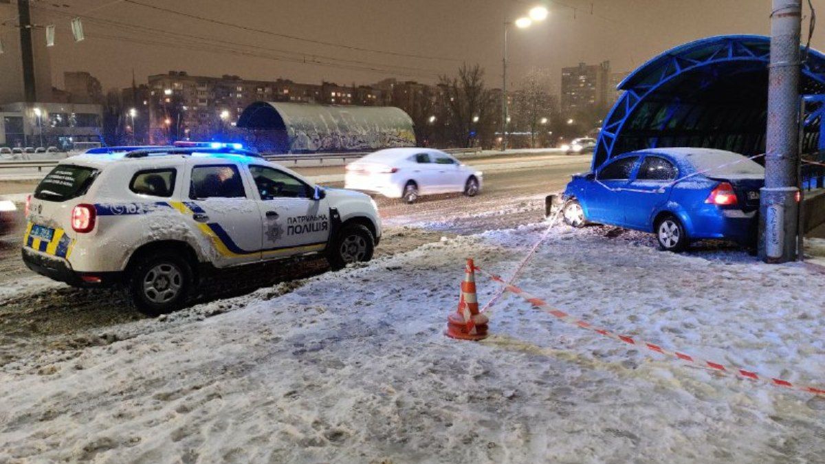 В Киеве на проспекте Соборности Chevrolet влетел в конструкцию подземного перехода: есть пострадавшие