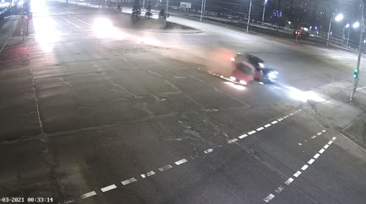 Появилось видео момента смертельного ДТП, где пьяный водитель Land Cruiser влетел Skoda: погибли двое