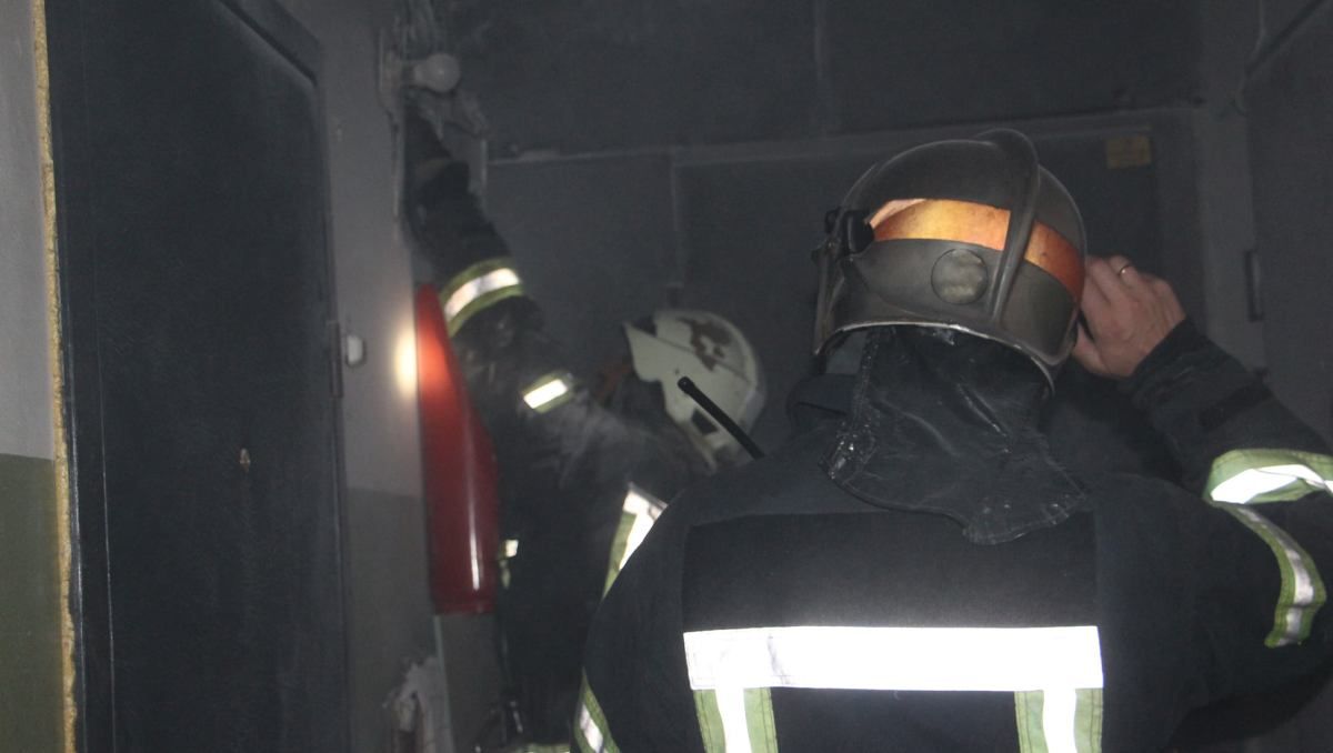 В Киеве на Троещине загорелась многоэтажка