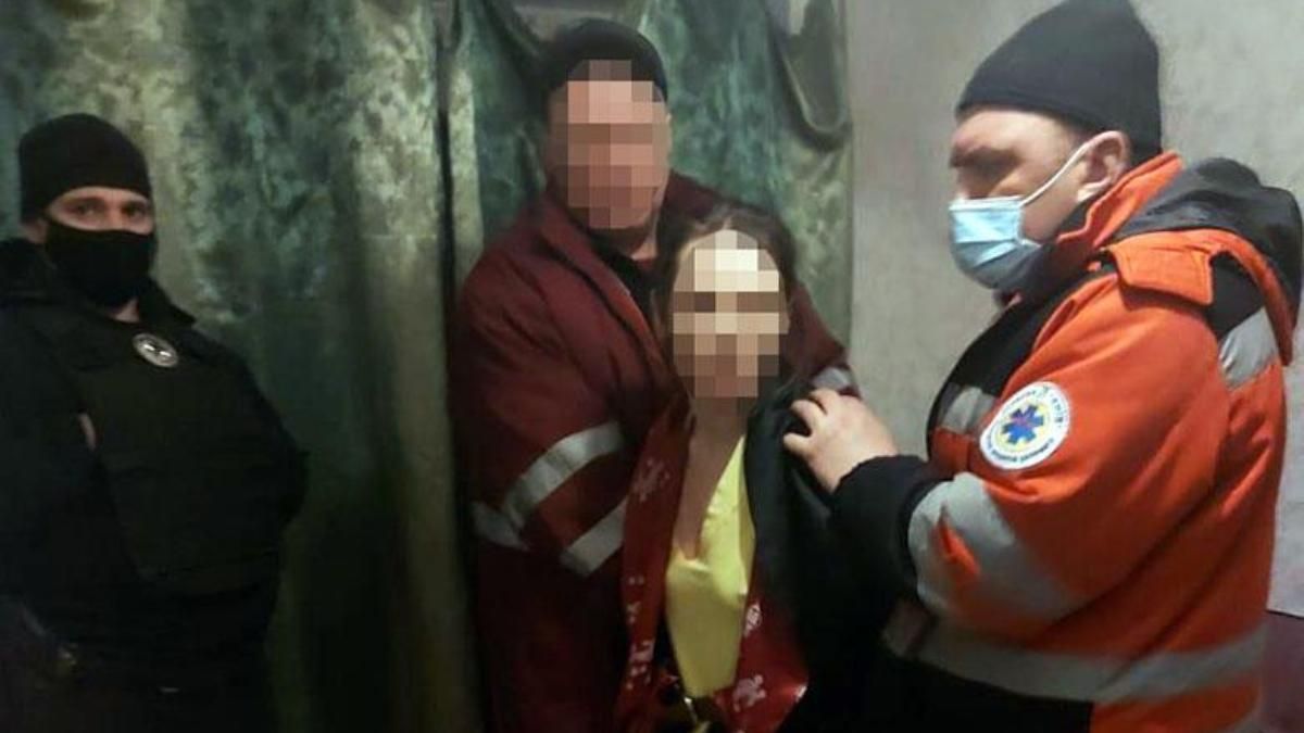 В Киеве женщина морила голодом, издевалась и не пускала в школу 6-летнюю дочь