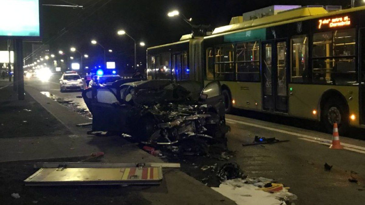 В Киеве на Шулявке BMW влетел в грузовик коммунальщиков и превратился в груду металла