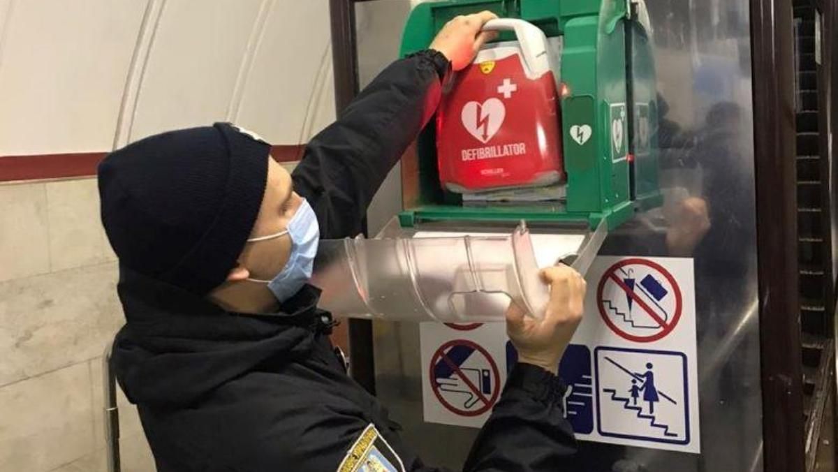 В Киеве у пассажира метро случился сердечный приступ: его спас полицейский