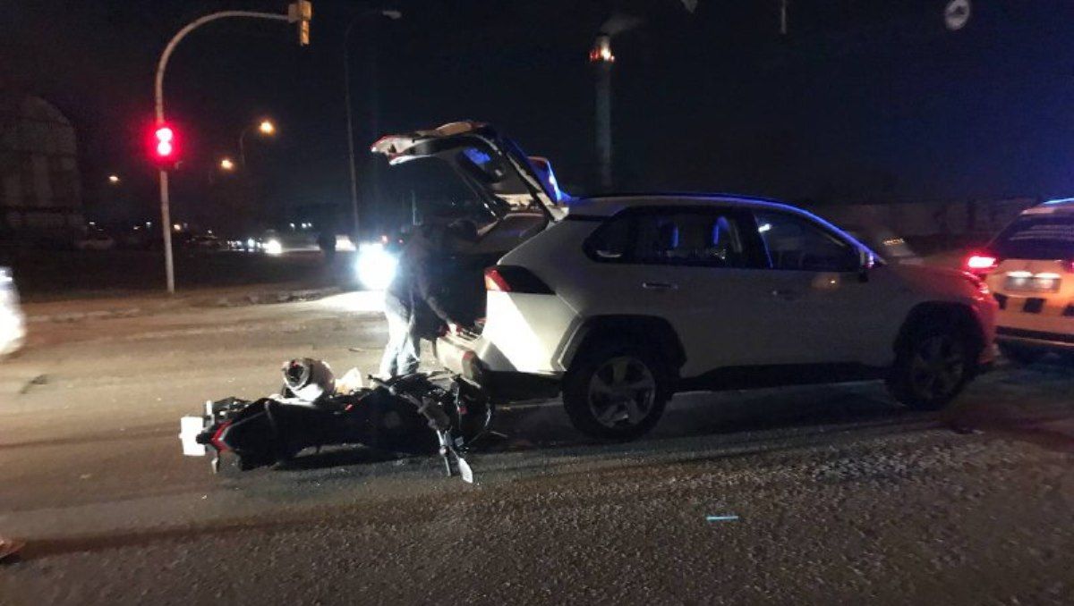 В Киеве пьяный мотоциклист влетел в Toyota на светофоре