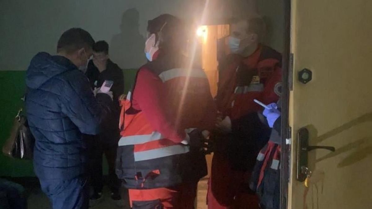 Убил ударом ножа в грудь: в Киеве мужчина вернулся домой и застал свою жену с другим