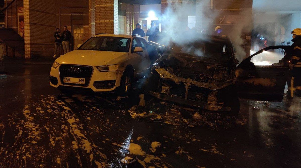 В Киеве за ночь сгорели несколько машин и микроавтобус