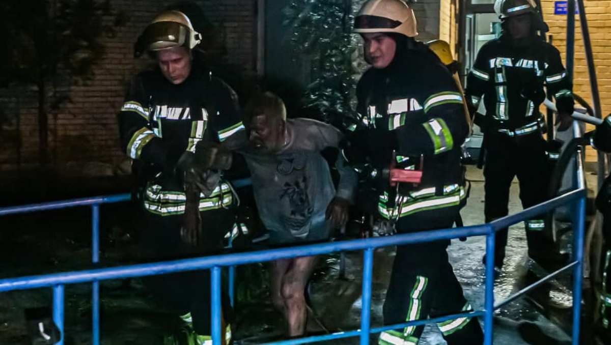 В Киеве из горящей квартиры спасли двоих человек