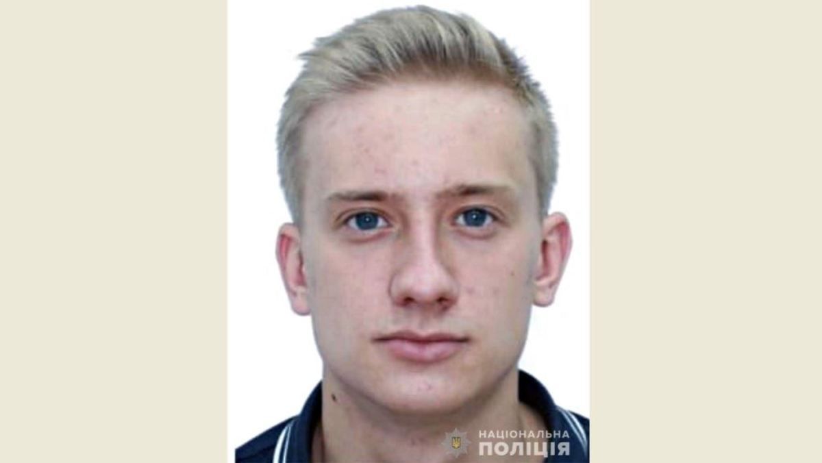 В Киеве пропал парень с татуировками восьмерки на руки и подписью матери на ребрах