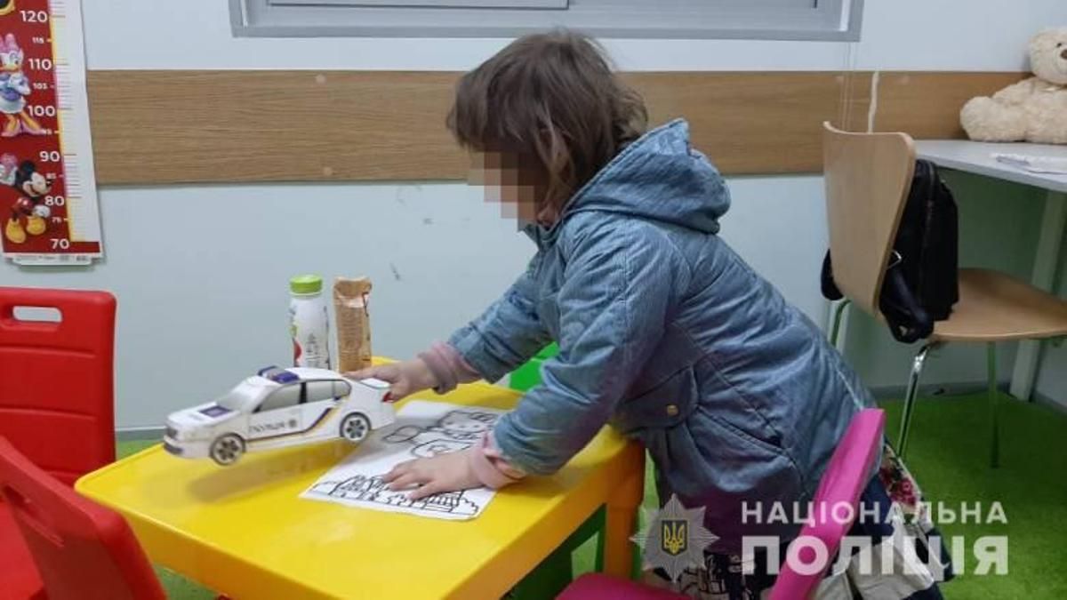 В многоэтажке Киева нашли пару наркоманов с 3-летней девочкой: полиция ищет родителей ребенка