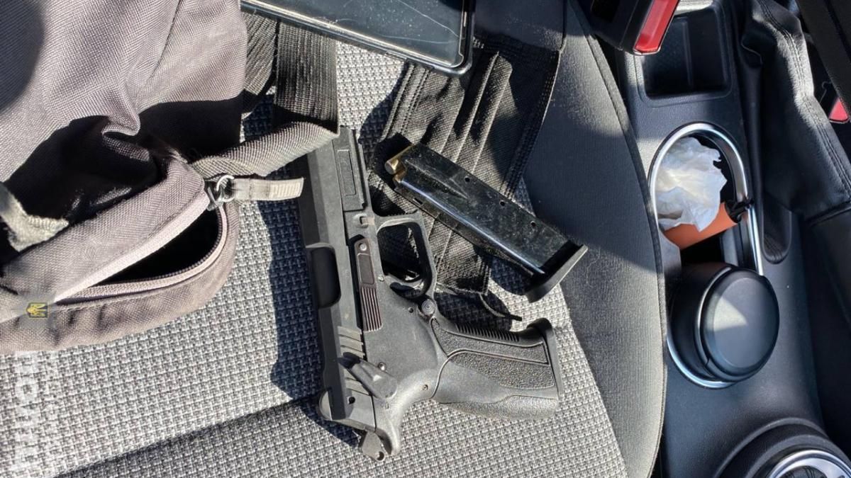 В Киеве на Печерске мужчина открыл стрельбу и ранил коммунальщиков