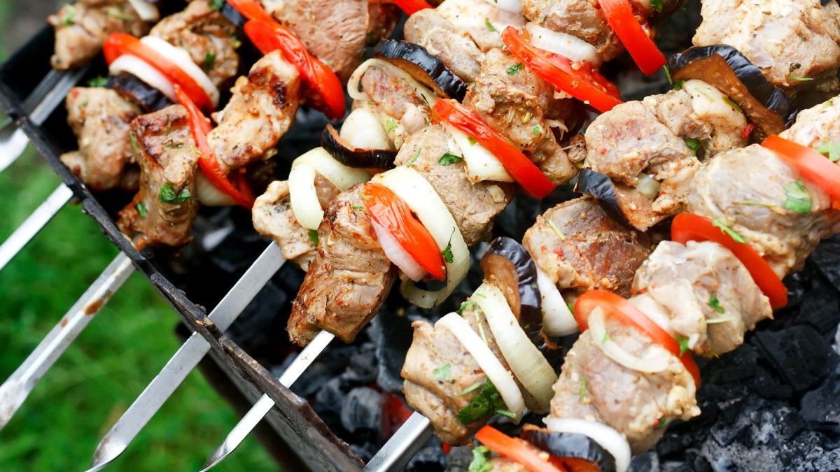 Как приготовить шашлык из свинины, курицы и лосося: ТОП рецептов